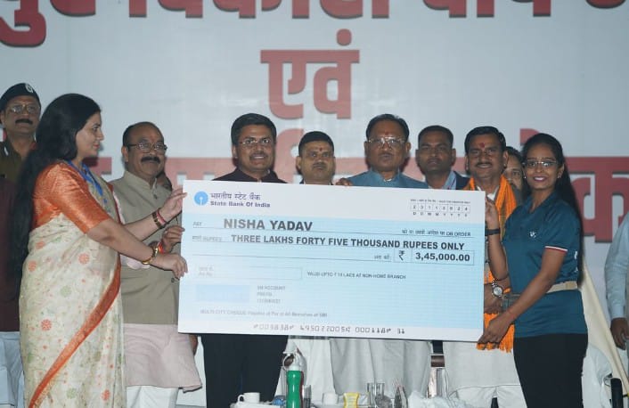 मुख्यमंत्री साय ने पर्वतारोही निशा यादव को दिया 3.45 लाख का सहयोग राशि
