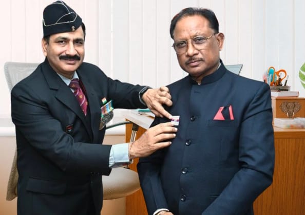 सशस्त्र सेना झंडा दिवस पर ब्रिगेडियर विवेक शर्मा ने मुख्यमंत्री से भेटवार्ता कर उन्हें लेपल पिन लगाया।