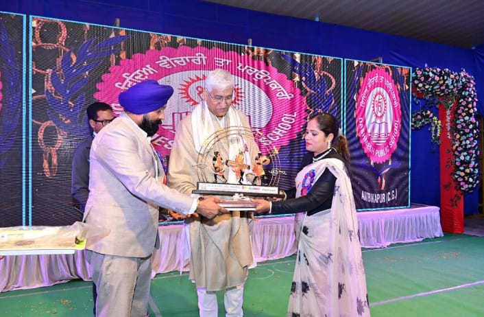 प्रतिभाशाली छात्रों को सम्मानित किया गया