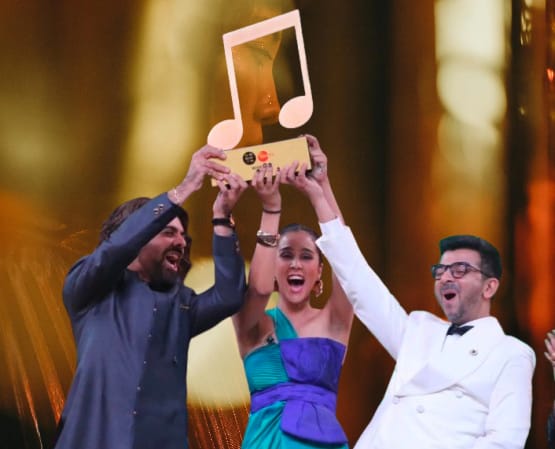 shradhamishra winning trophy